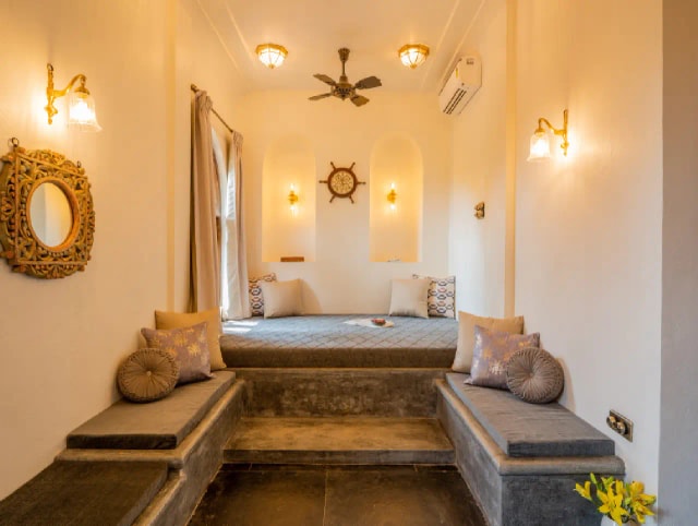 Entertainment lounge