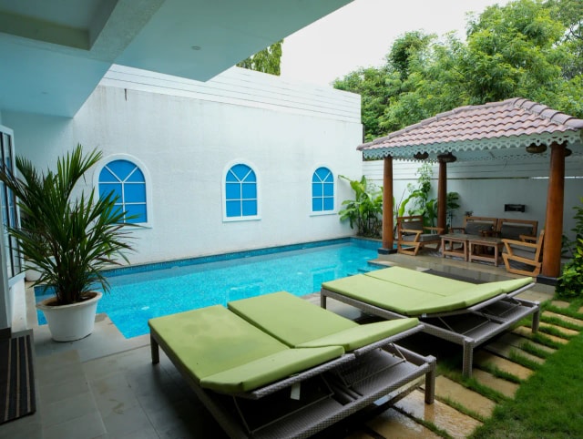 Swimming pool