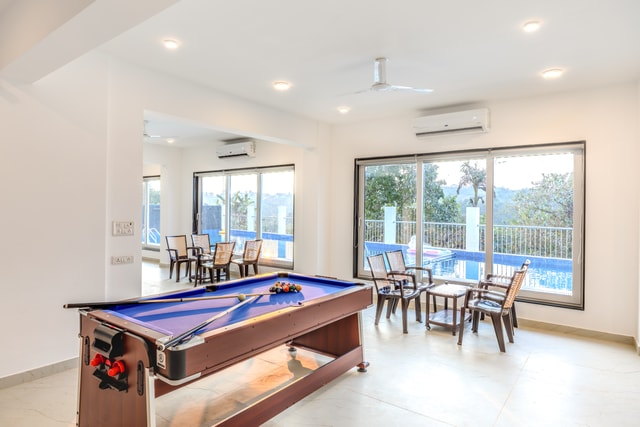 Entertainment lounge