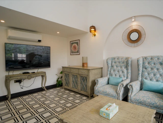 Entertainment lounge