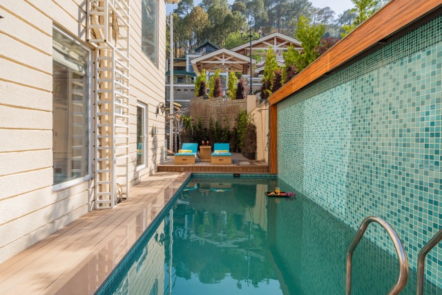 Aqua Lounge