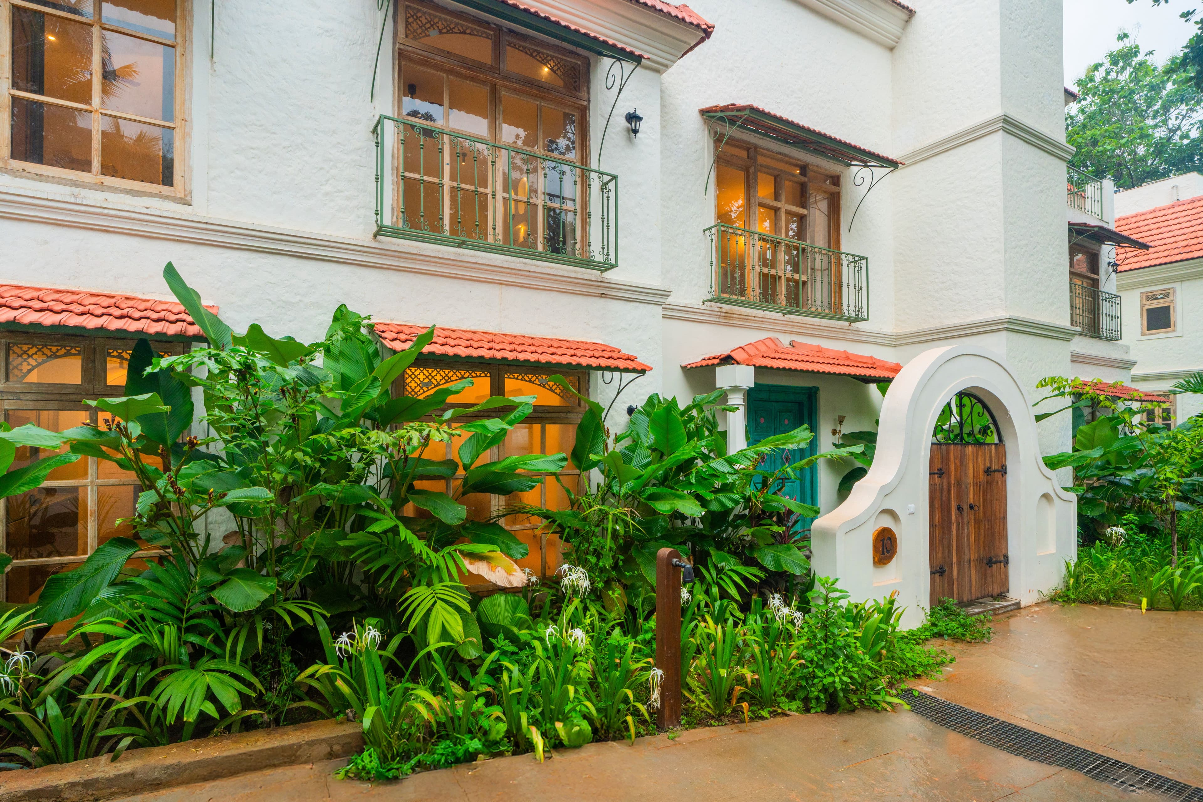 LT470(V10) | Pet-friendly 4-BHK Opulent Villa With Steam Room, Open Shower, Private Pool & a Lift