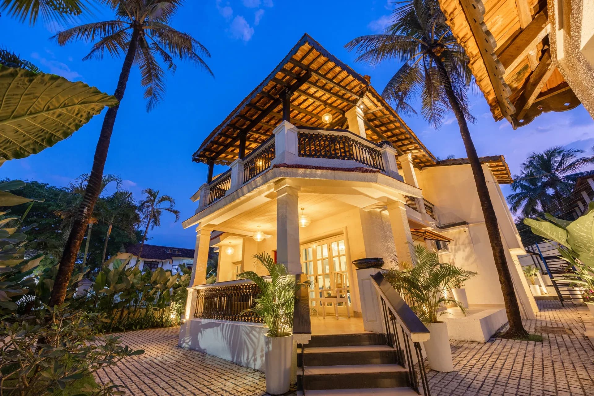 LT498 | Near to the Candolim Beach With Private Pool, Terrace & Bar