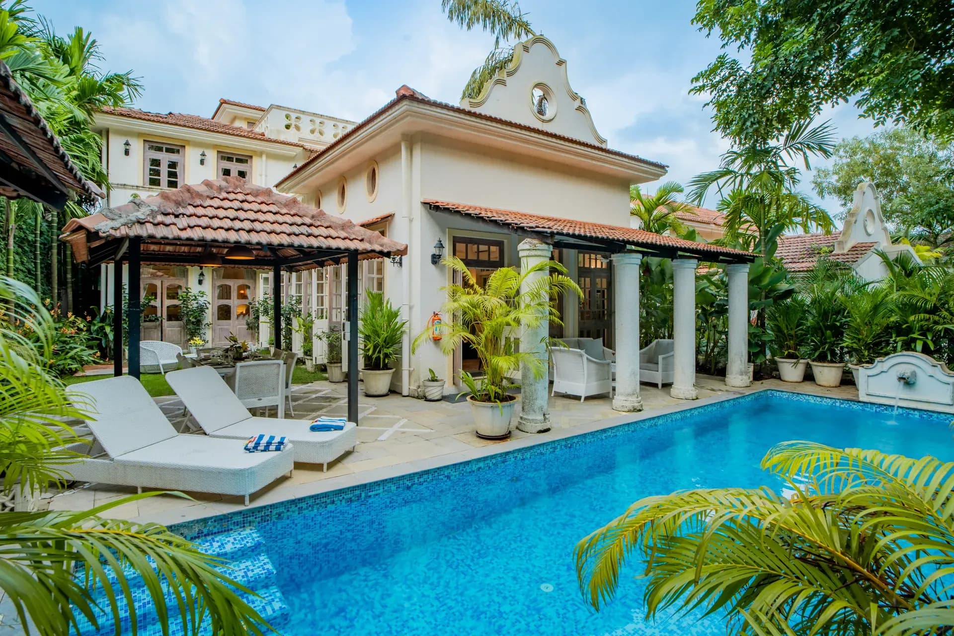 LT328 | 3 BHK Villa with Private Pool in Assagao and Big Pool