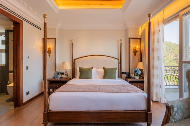 Bedroom 1 - Golden Crest Suite
