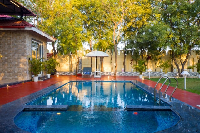Swimming pool