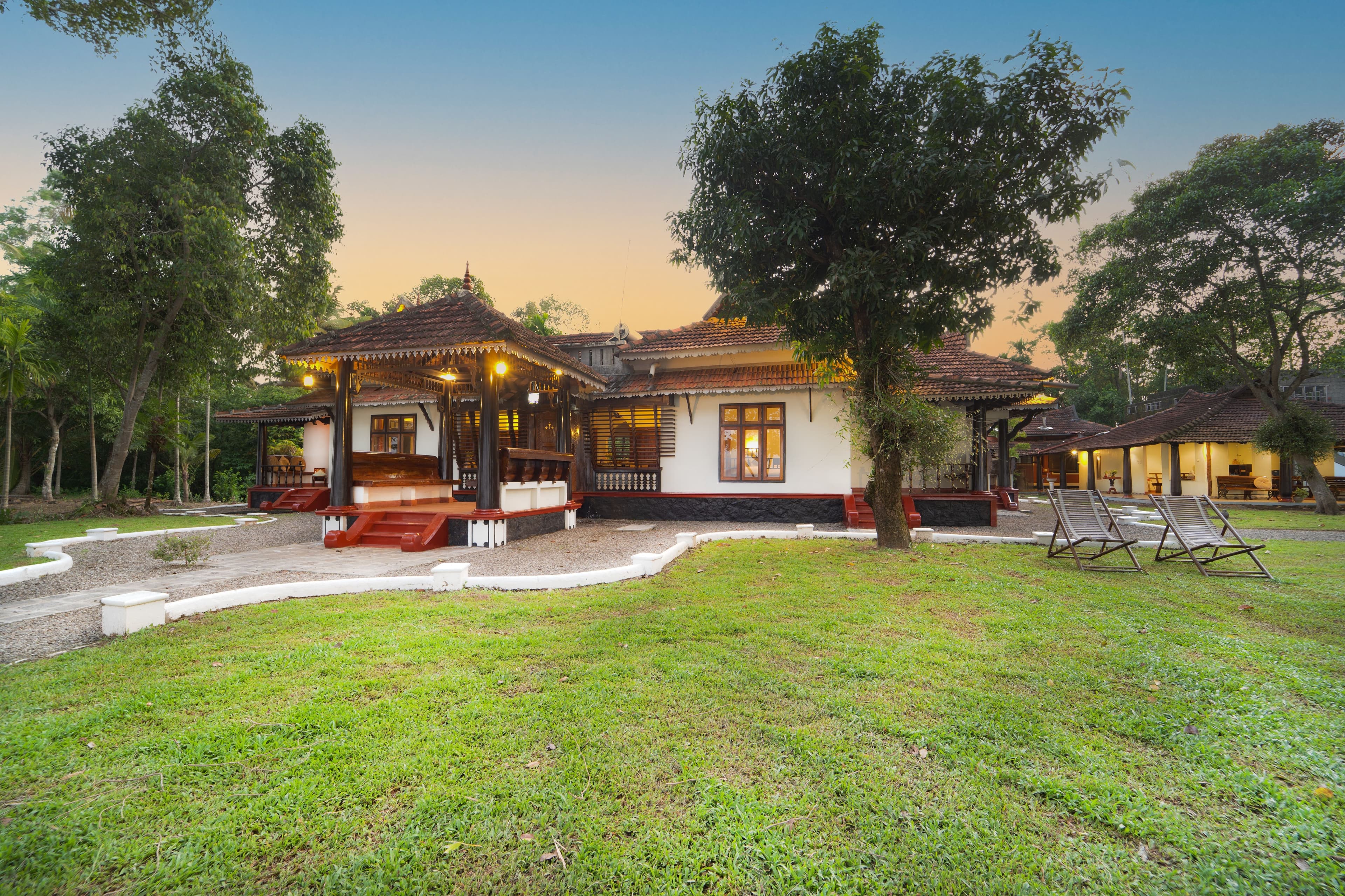 LTS453 | Lakeside Heritage 4-Bedroom Retreat with Garden & Outdoor Sitting Area