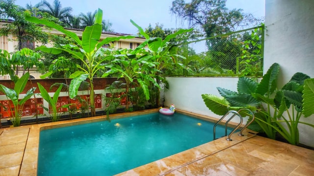 Swimming pool
